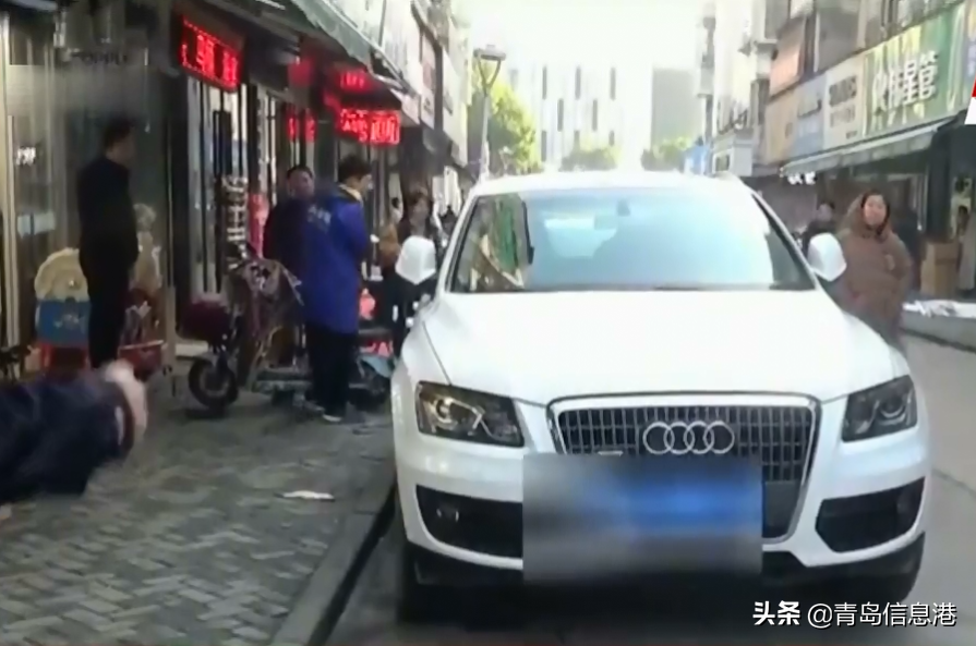奥迪车堵路20分钟，车主惨遭殴打，“你什么破车还预热”