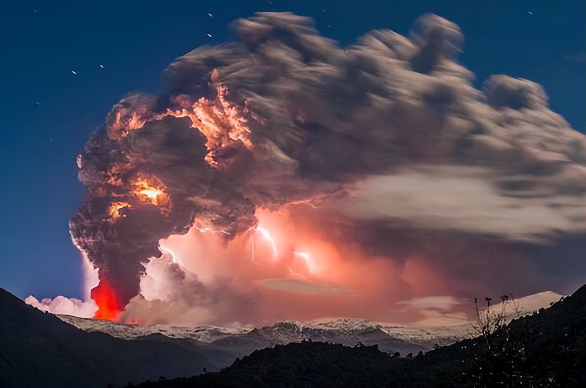 日本火山爆发视频(什么节奏！日本樱岛火山大喷发，烟柱达1200米，有人更担心富士山)