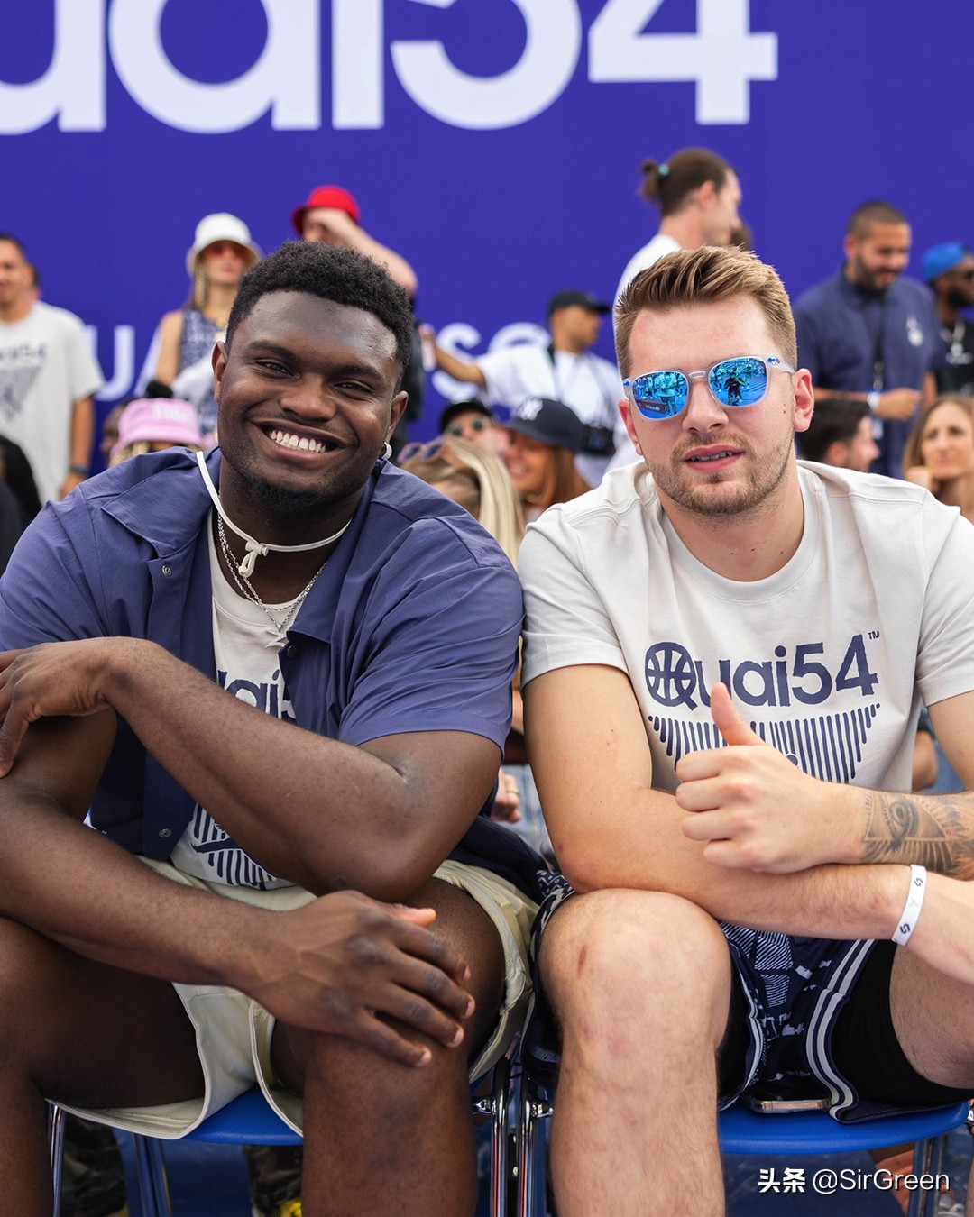 锡安、东契奇在巴黎谈笑风生，是锡安胖了还是东契奇胖了？