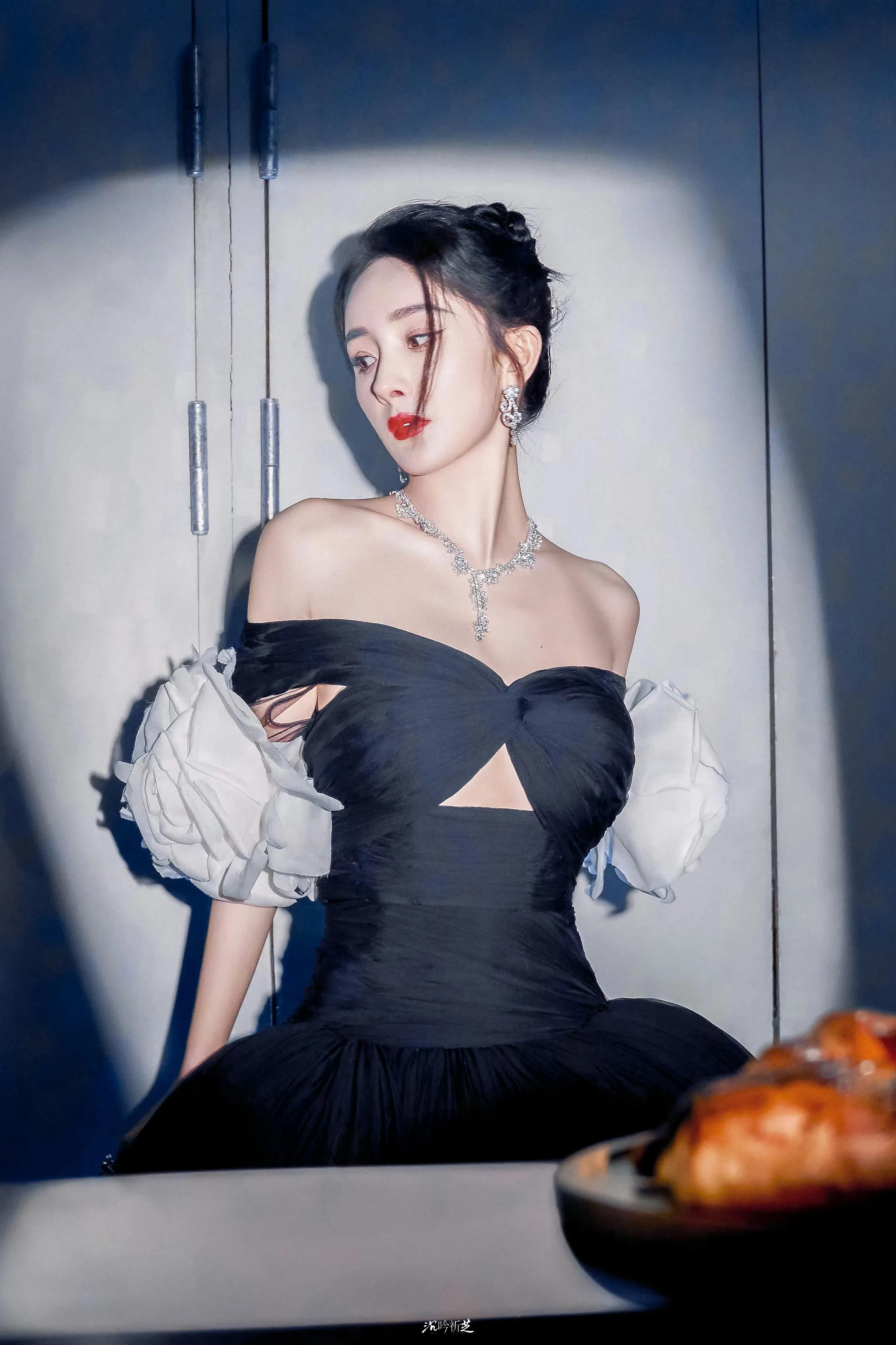 杨幂微博之夜,行走的荷尔蒙,魅惑众生.