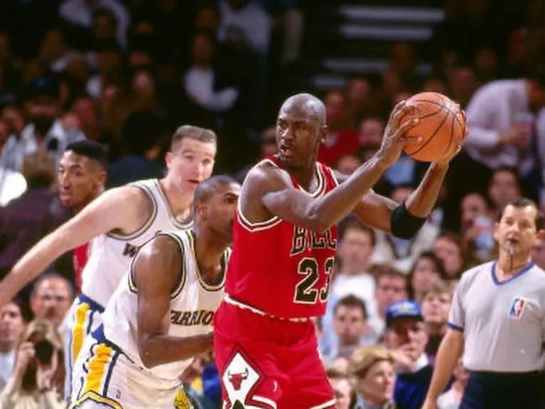 乔丹效力过多少支球队（美媒列出乔丹职业生涯最伟大的十个赛季，哪个赛季最容易被超越）