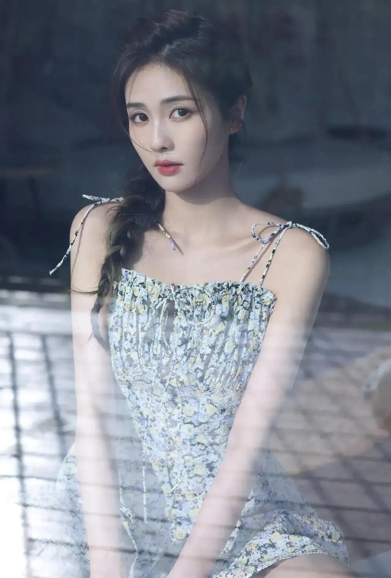 女明星白鹿穿吊带碎花裙女人味十足百看不厌开心吹泡泡俏皮又可爱