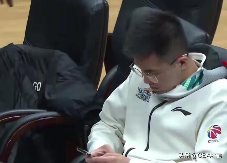 cba前三节为什么不停表(辽篮三连败事出有因，杨鸣场边偷笑被抓拍，难道为了避开广东队？)