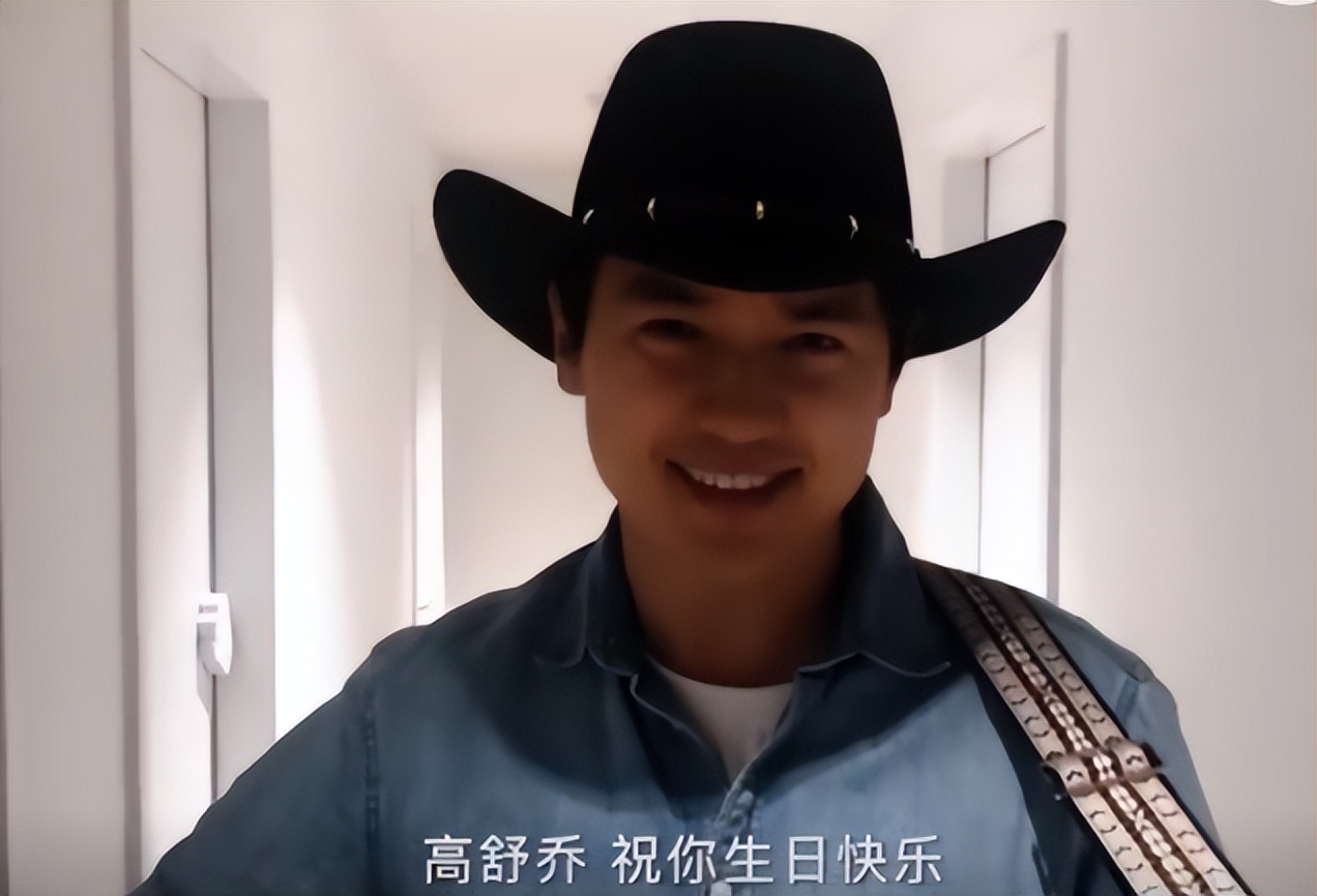 董璇带女儿看陈思诚新作并大赞，小酒窝五官俏丽，笑起来超像妈妈