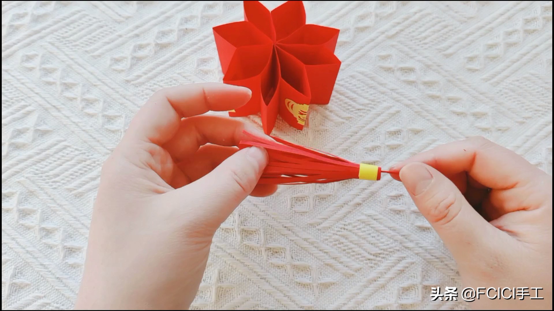 简单灯笼制作(「手工折纸」红灯笼折纸教程,新年手工红灯笼详细制作)