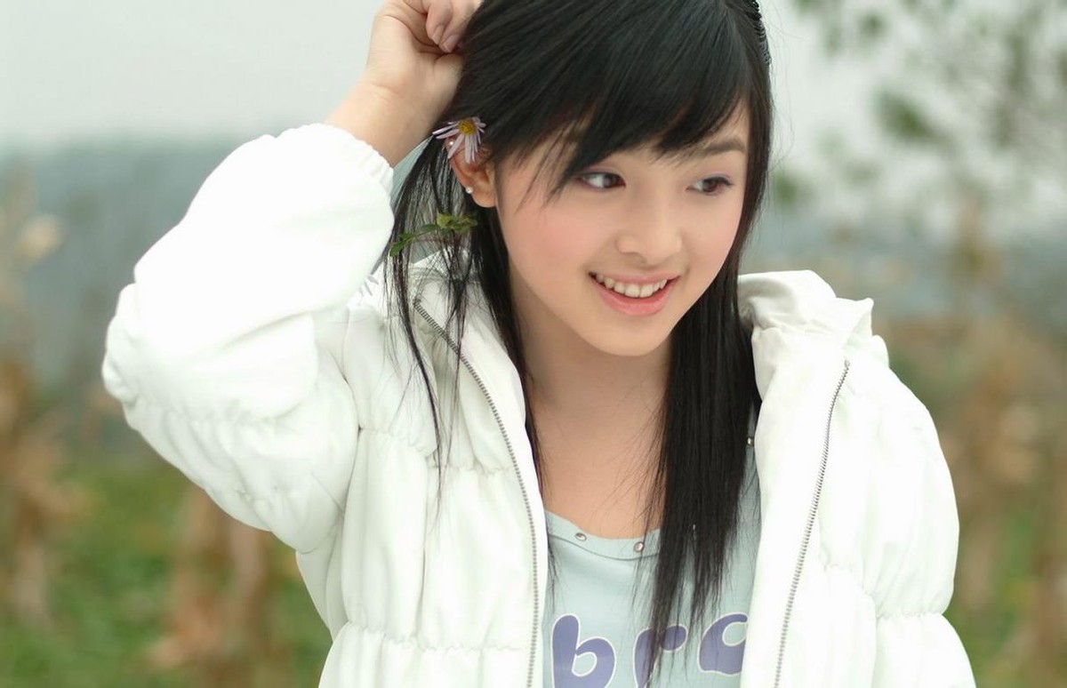 2004年,15岁的张含韵虽不是唱跳逆天的大佬,但还是和杨超越一样,凭借