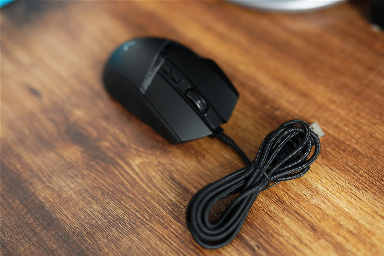 雷柏V10RGB鼠标垫搭配VT350Q鼠标提升电竞氛围充电操控更理想