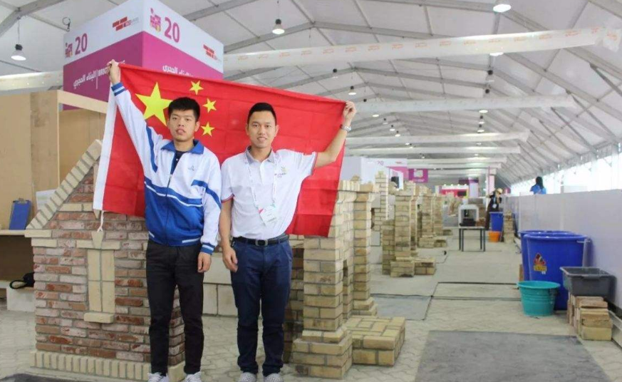 广东小伙初中毕业上职高，19岁靠砌墙成世界冠军，却拒绝百万年薪