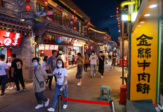 持续增强夜间消费活力，不同业态布局扮靓夜经济
