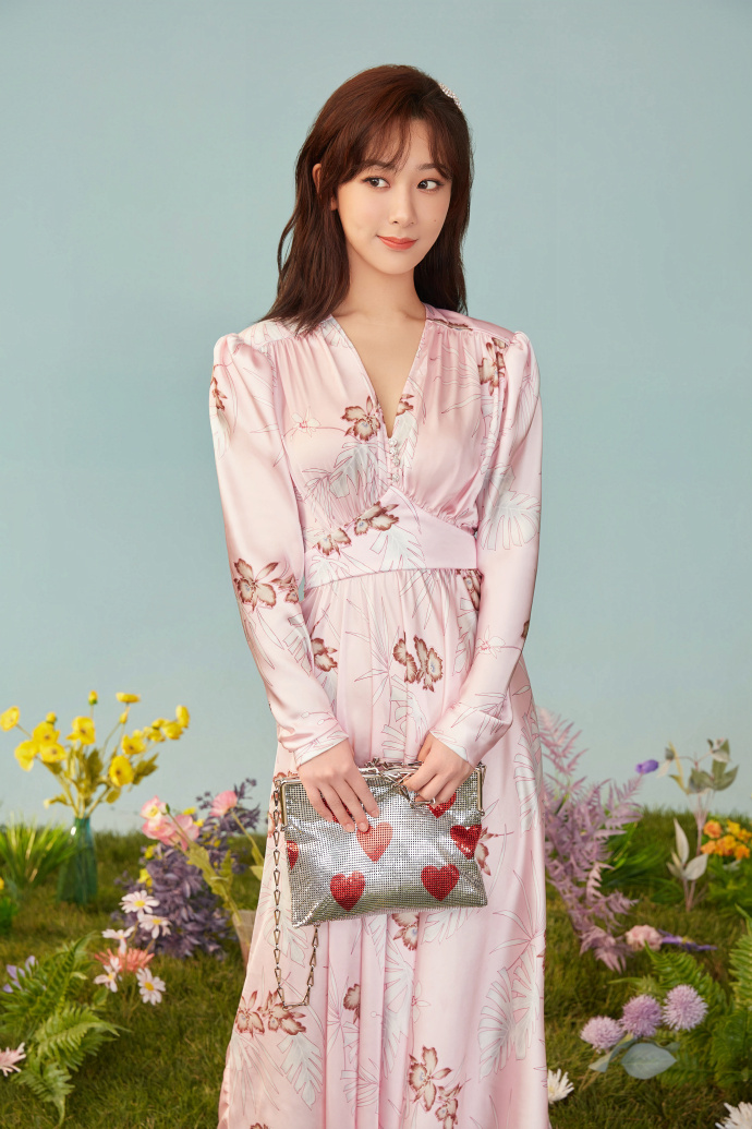杨紫穿长裙展示夏日丽人