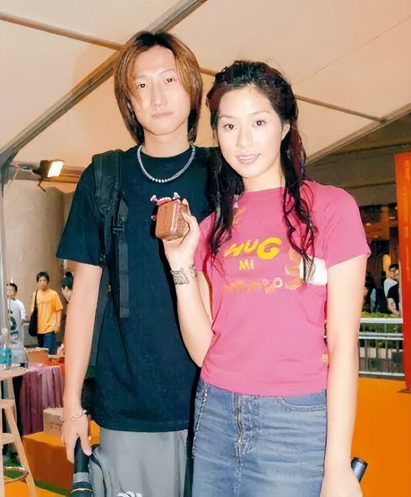 徐子淇还和洪天明一起前往日本录制综艺,因穿着有些暴露,影响了形象.