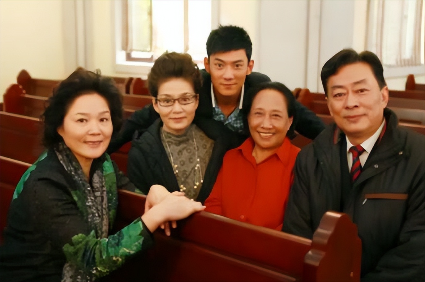 老戏骨王诗槐:离婚28年,带着患病儿子娶初恋,明星前妻现状如何