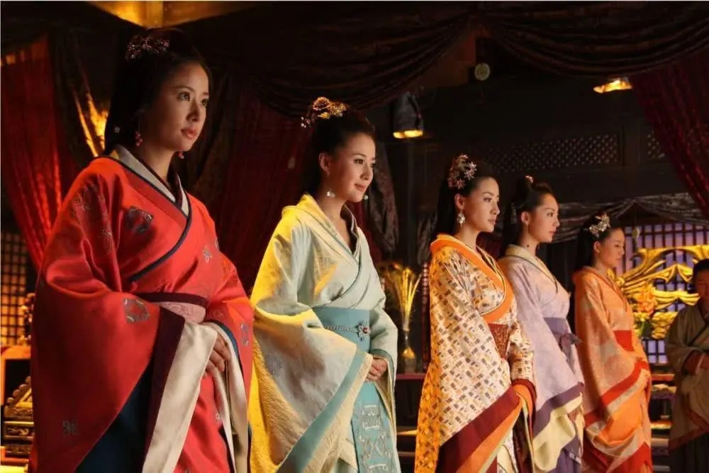 进宫就要守宫中的规矩,电视剧中经常能看见选秀的宫女跟嬷嬷起争执的