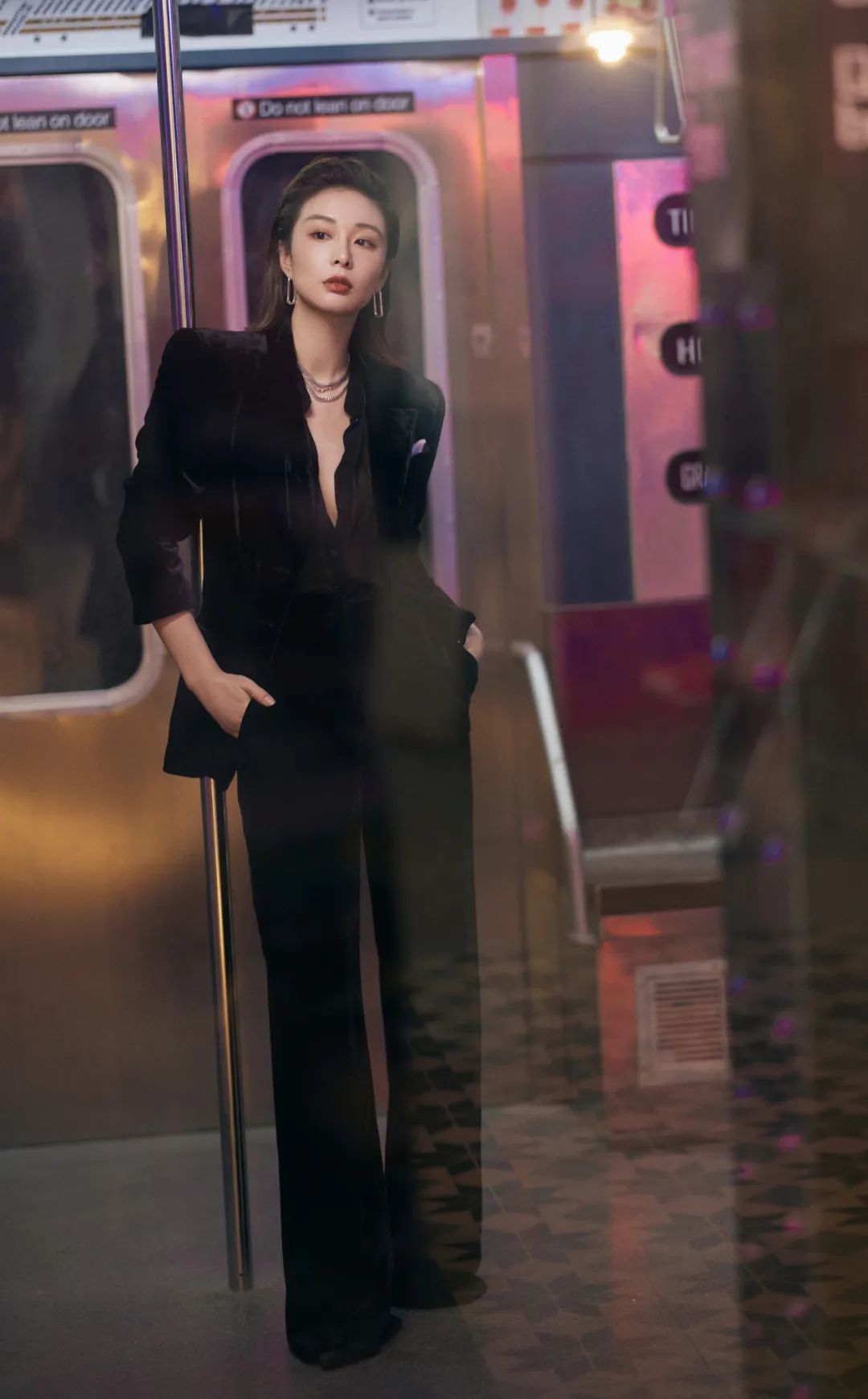 《狂飙》霸气大嫂火了,身材不输柳岩,藏不住的女人味!