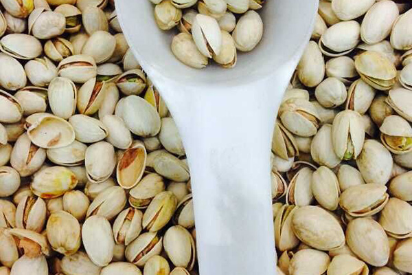 白头发越来越多，怎么回事？年纪轻轻就出现白发，或和2件事有关