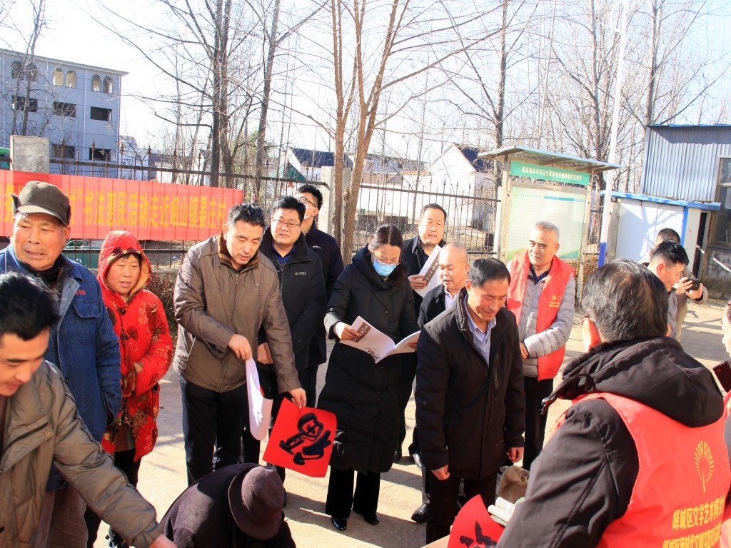 山东枣庄：峄城区新时代文明实践文艺志愿服务队走进峨山镇晏庄村