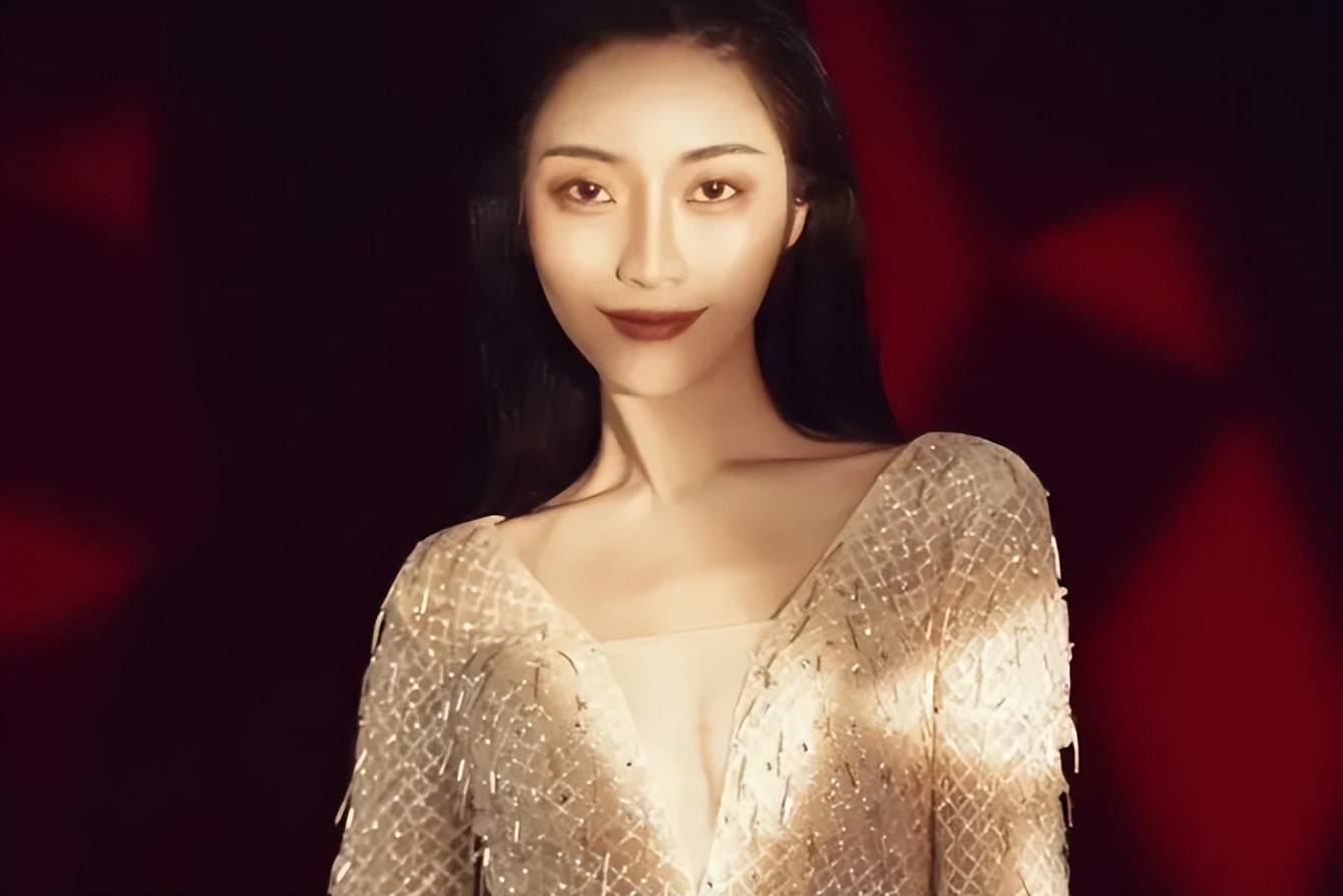 山东90后美女模特，未婚生下3个混血女儿，年入千万