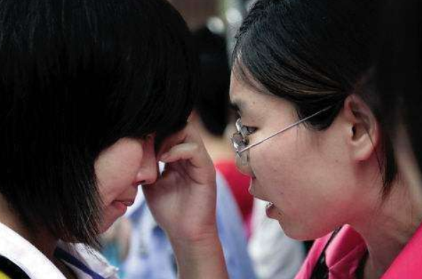 女学生带防狼喷雾上学，男同学误用后伤人，引热议：女同学错了吗