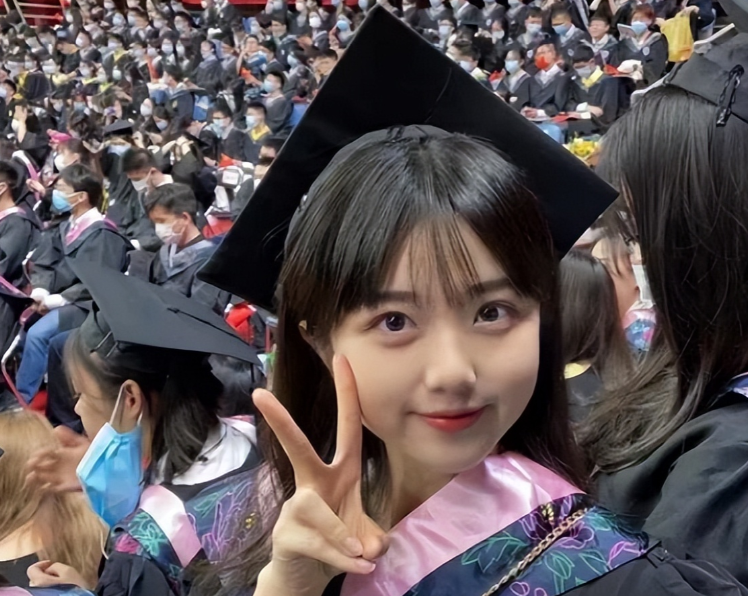 南京大学“土家族”女孩火了，气质甜美，简直是行走的招生简章