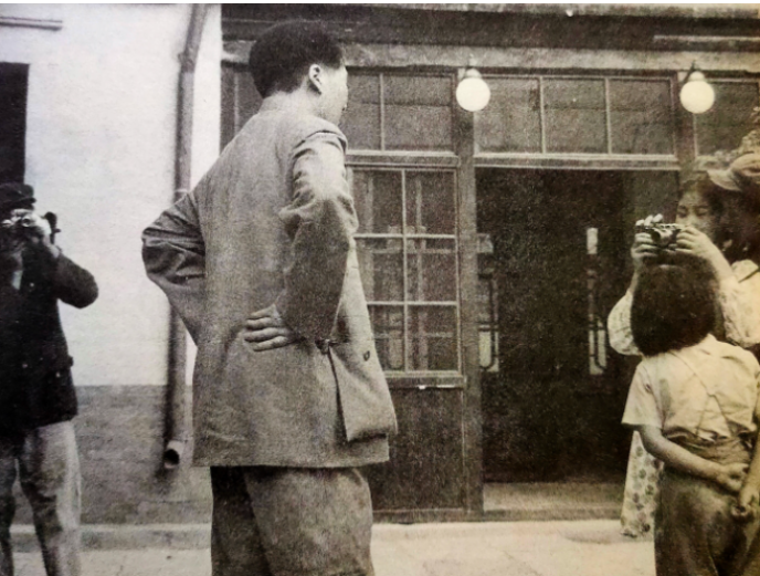 1950年，毛主席新画像挂上天安门，北京市民：怎么只有一只耳朵？