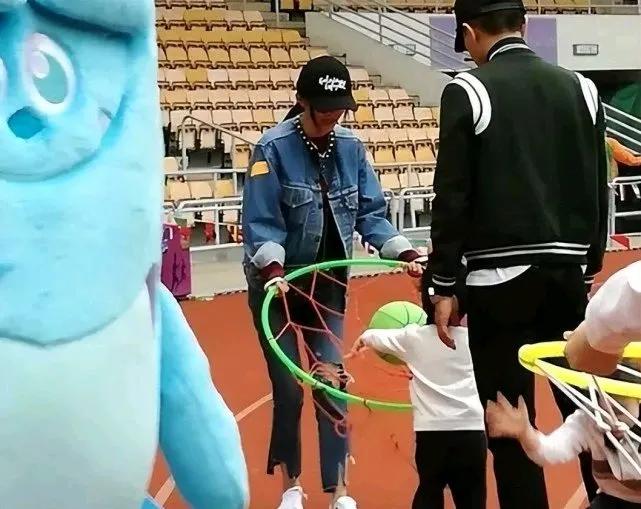 杨幂女儿小糯米要来内地上学？母女或团聚