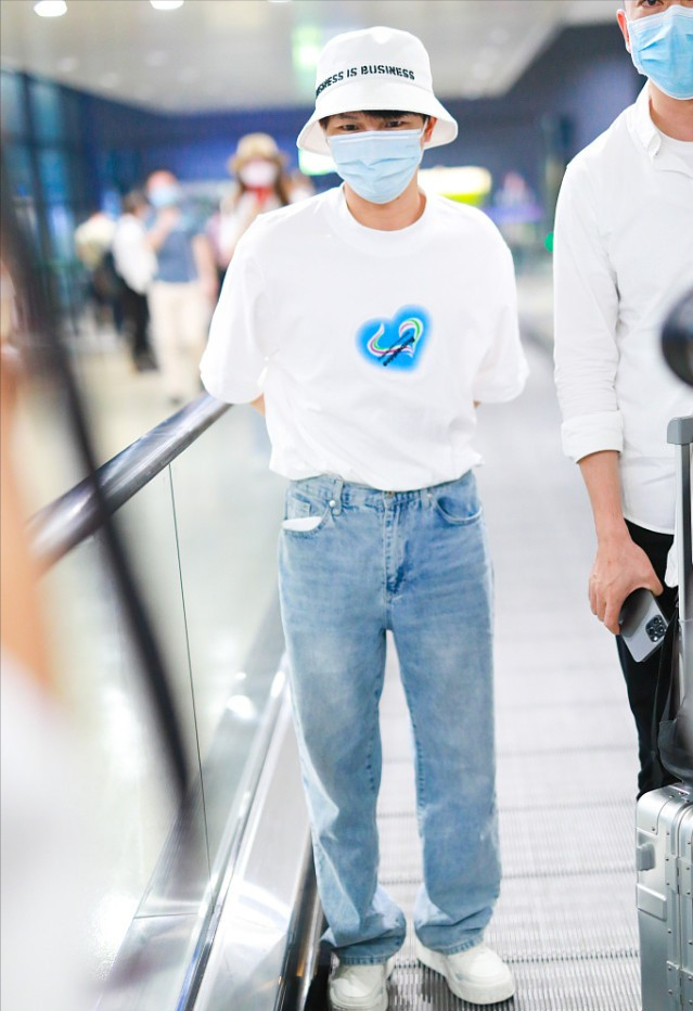 男生白色的短裤配什么上衣和鞋(小个子不会穿,可以多看看周深的搭配