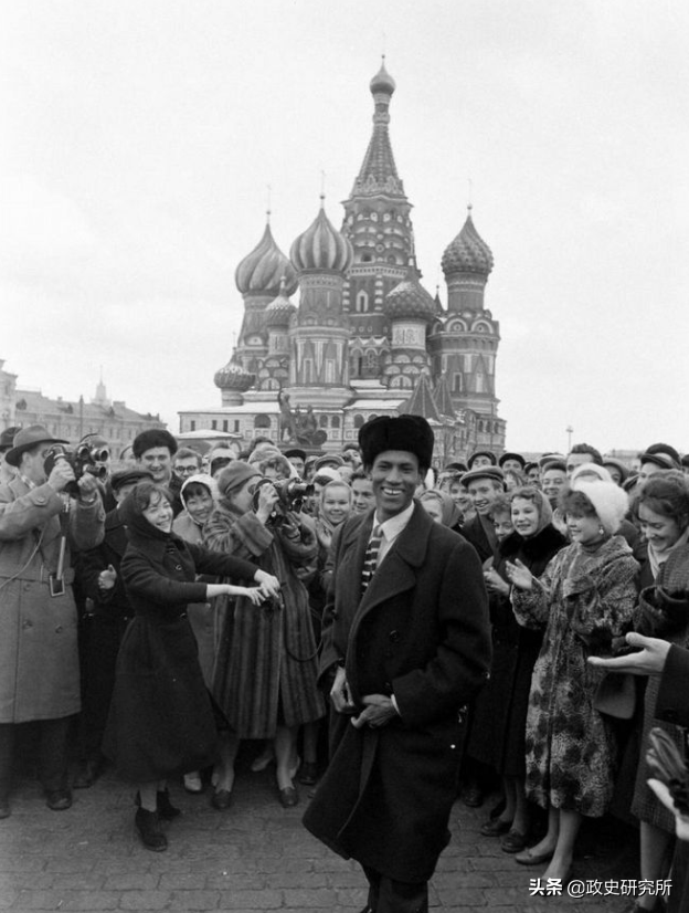 黑人留学生疯狂“猎艳”苏联女郎，遭苏联青年狂揍，引发黑人运动