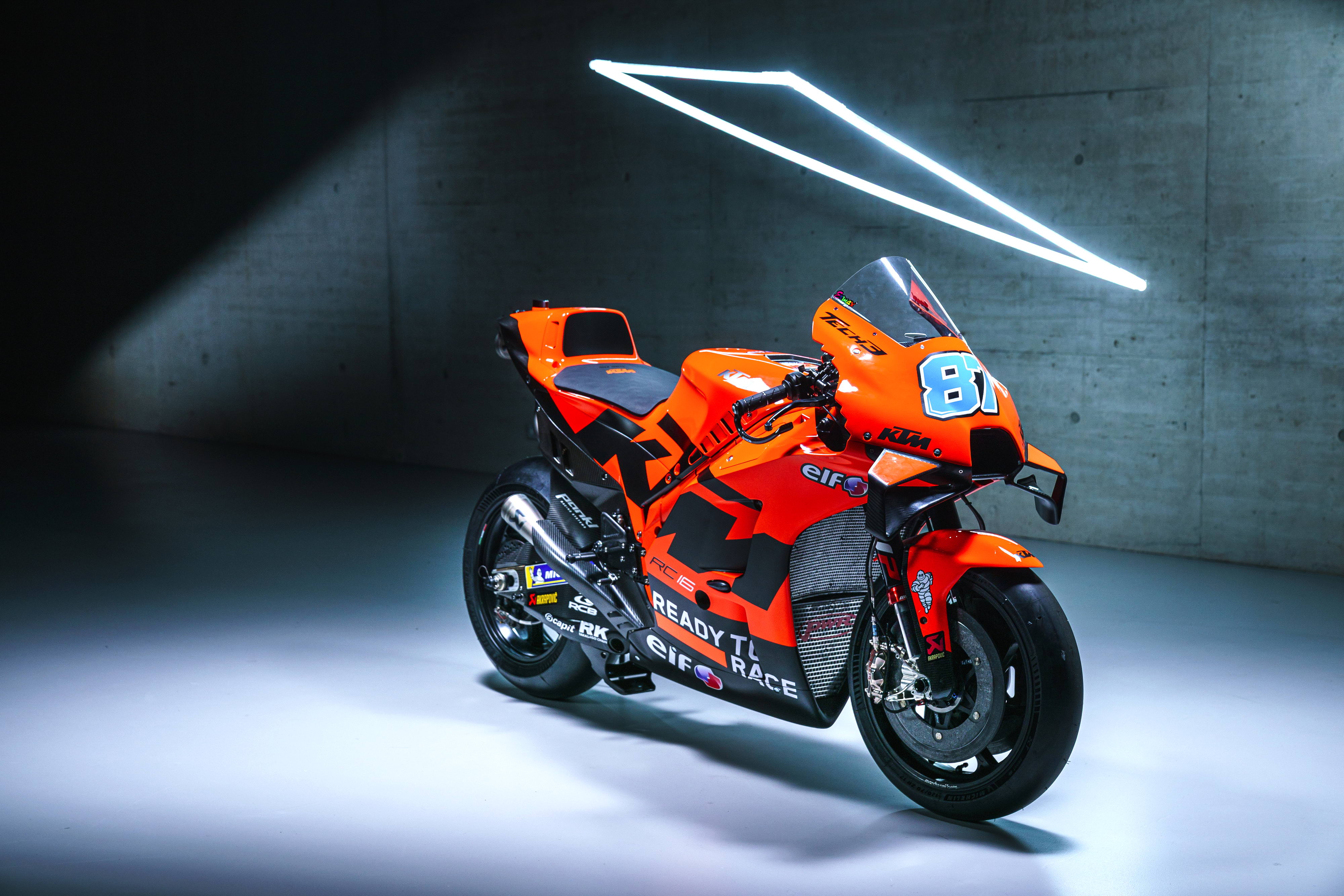 25号赛车手(MotoGP 2022：KTM MotoGP Tech3 车队的 RC16)