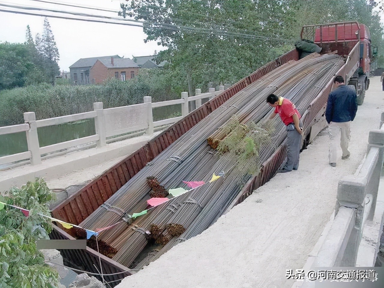 超载400%！湖北鄂州一桥梁侧翻致4死8伤，3名死者为养护工人