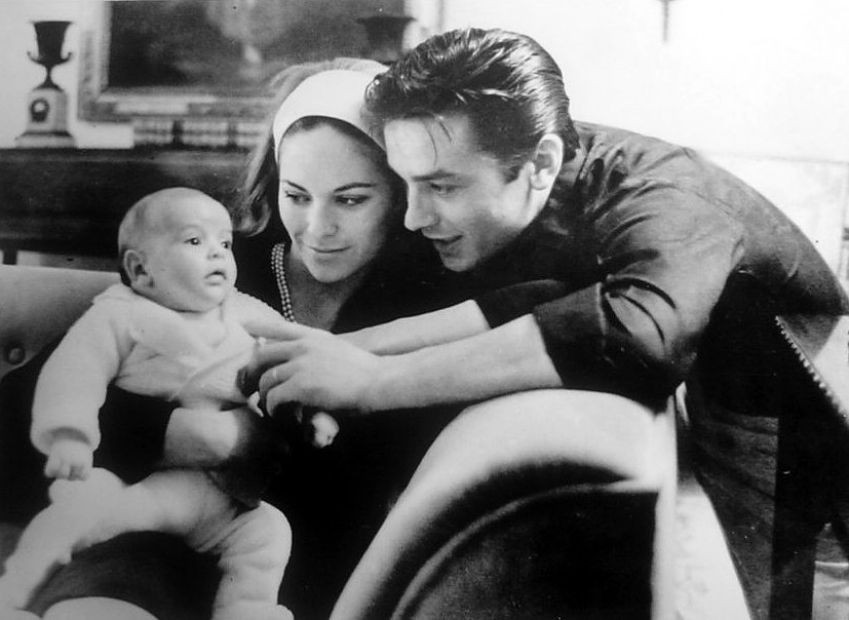 1982年，43岁罗密·施耐德去世，阿兰·德龙守灵3天3夜，曾经深爱过