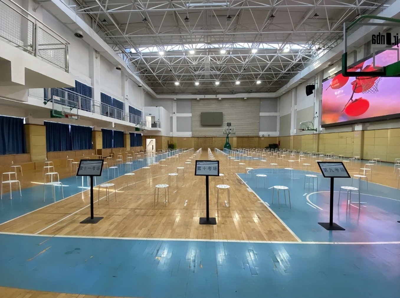 现场探访:高考考场布置完毕 防疫措施到位 暖心护航考生