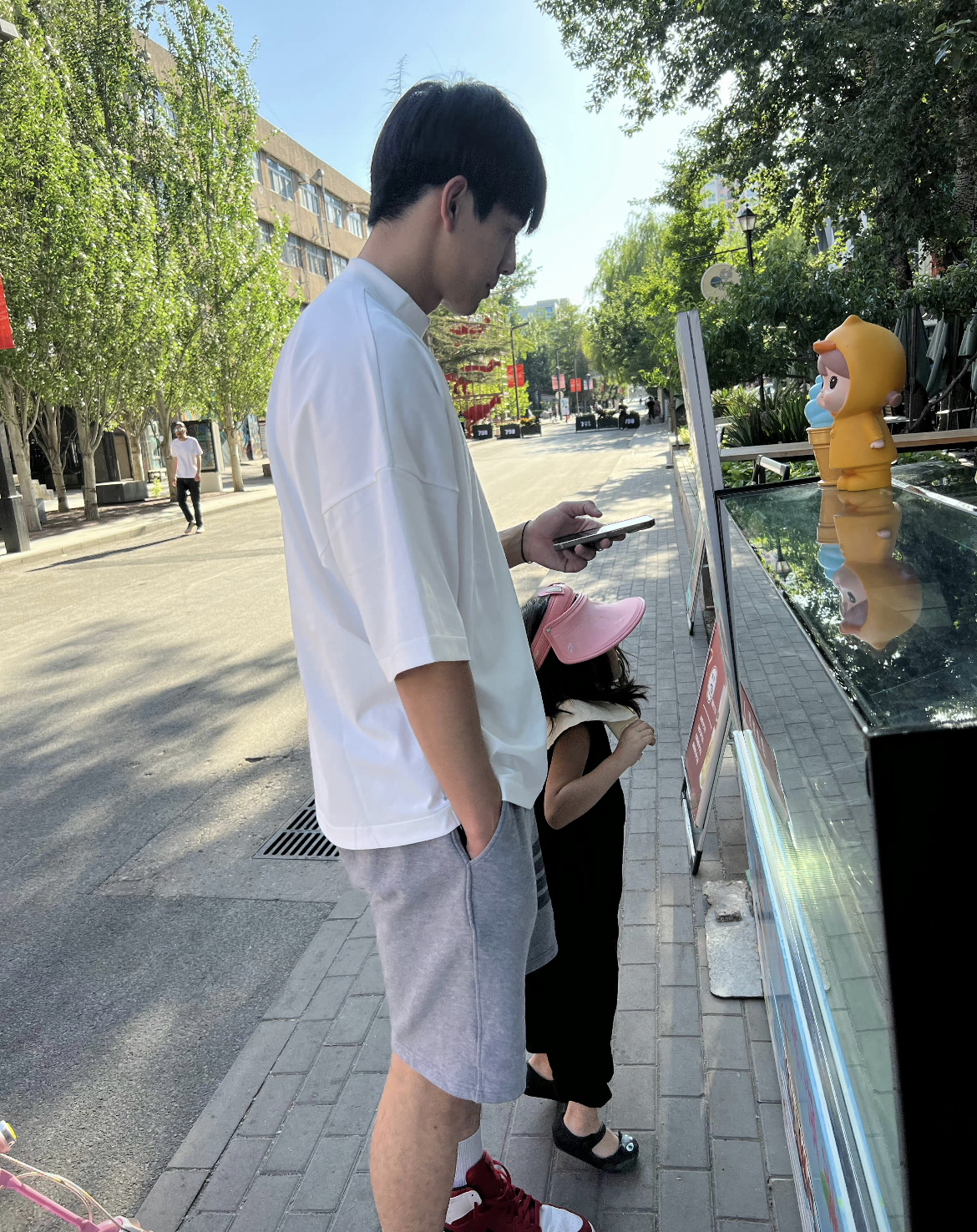 “名花有主CP”好甜蜜，一家三口出游画面温馨，冯雨的选择太明智