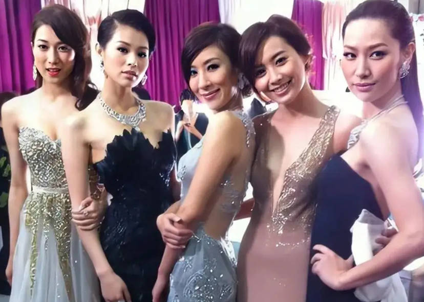 闫妮的“大妈味”、赵丽颖的“土气”，这8位女星，如今判若两人