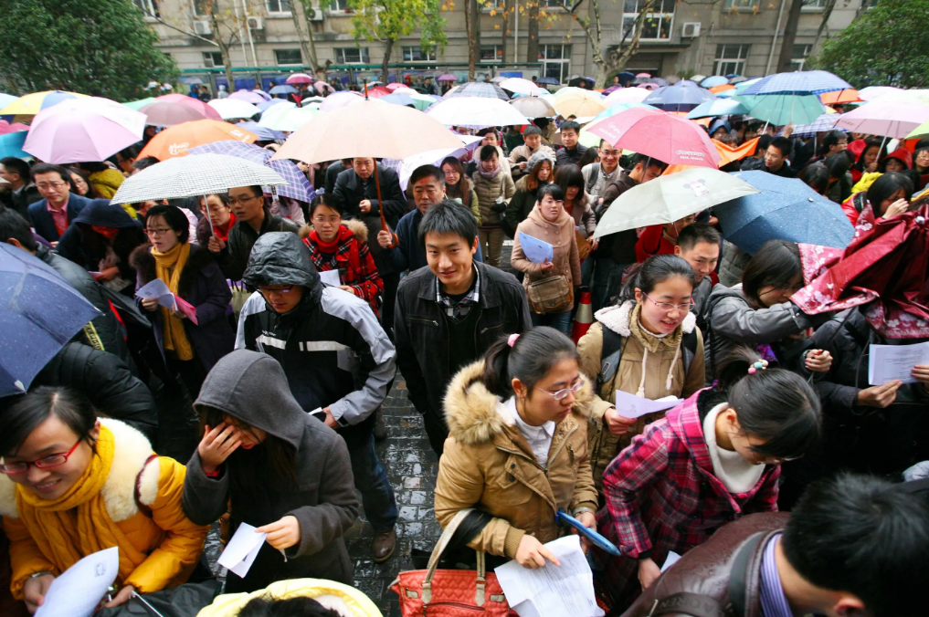 关晓彤也考进编制内，明星们又不“缺钱”，为啥也热衷于考编制？