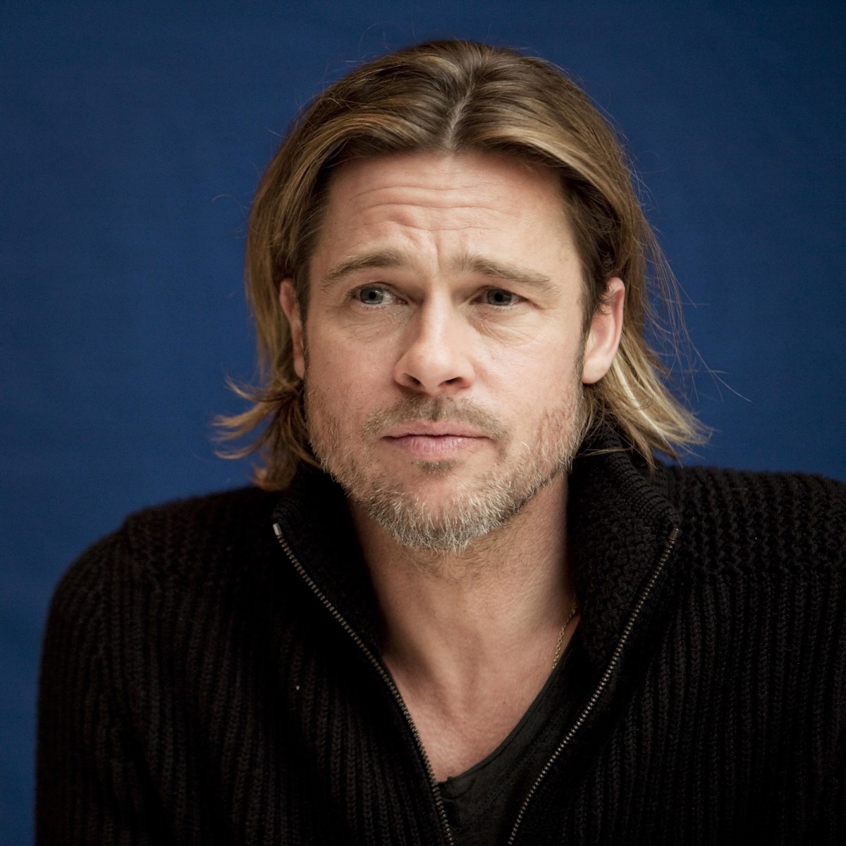 59岁皮特最新动作片!打斗风格像成龙,在火车里打架也要保持安静