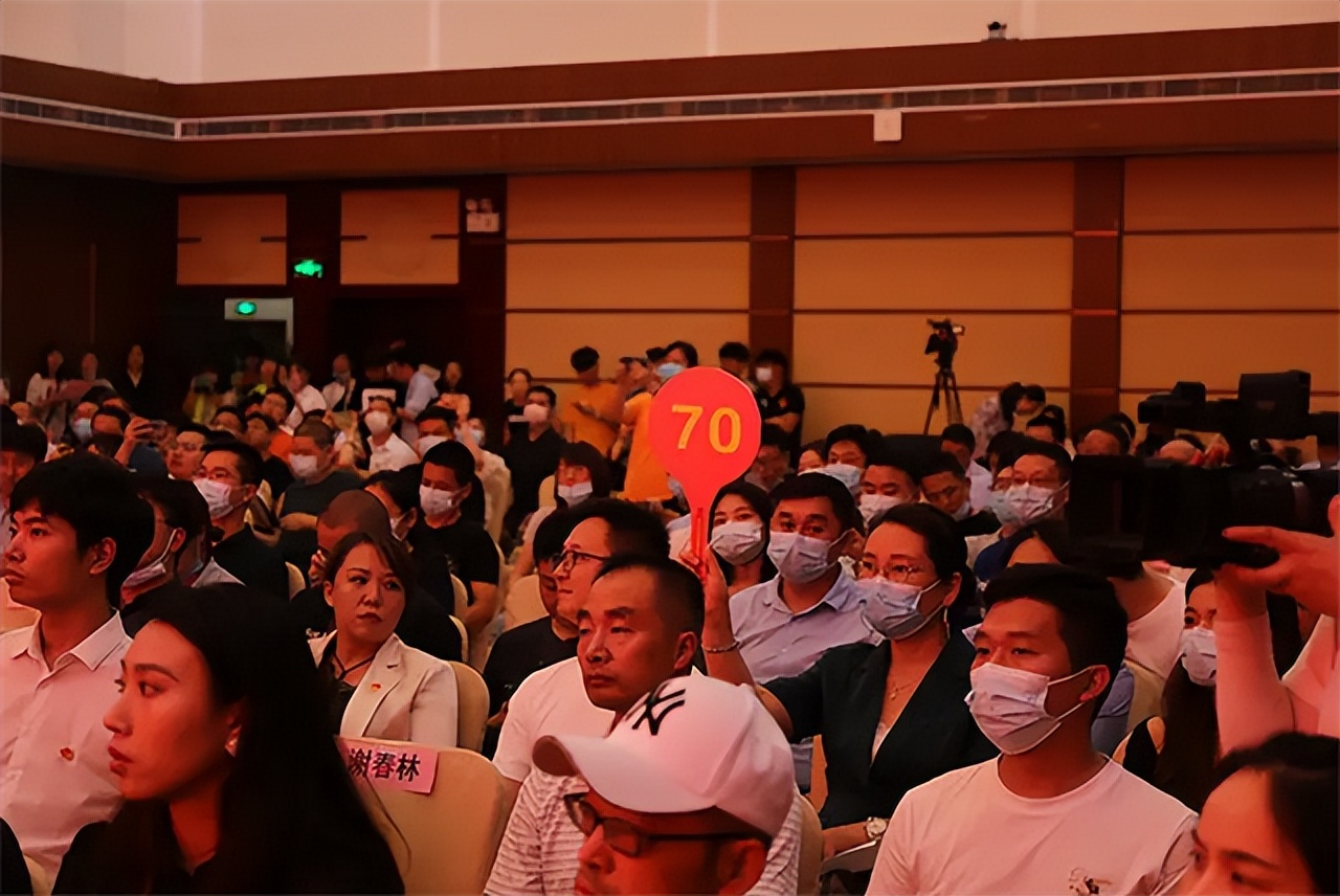 油画院院长杨飞云：以妻子为模特，6幅画拍出7179万的天价