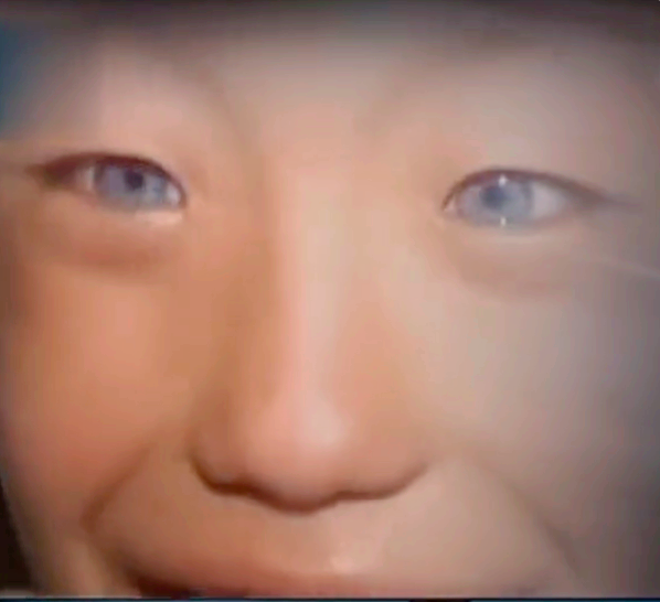 全球最美十大瞳孔颜色引热议，广西10岁男孩天生蓝瞳成焦点