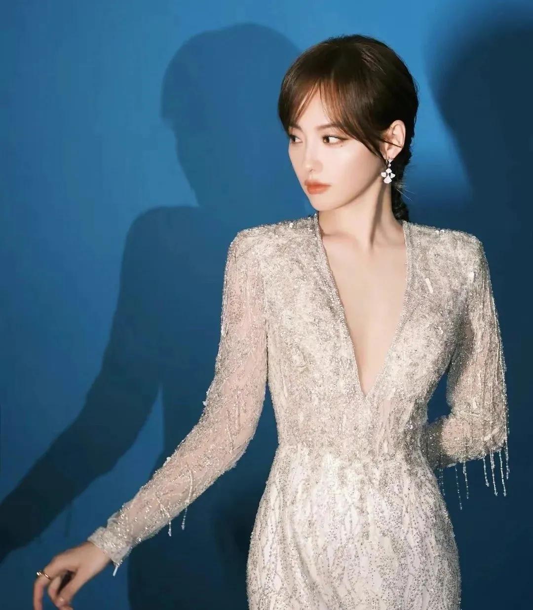 张嘉倪优雅大方壁纸分享