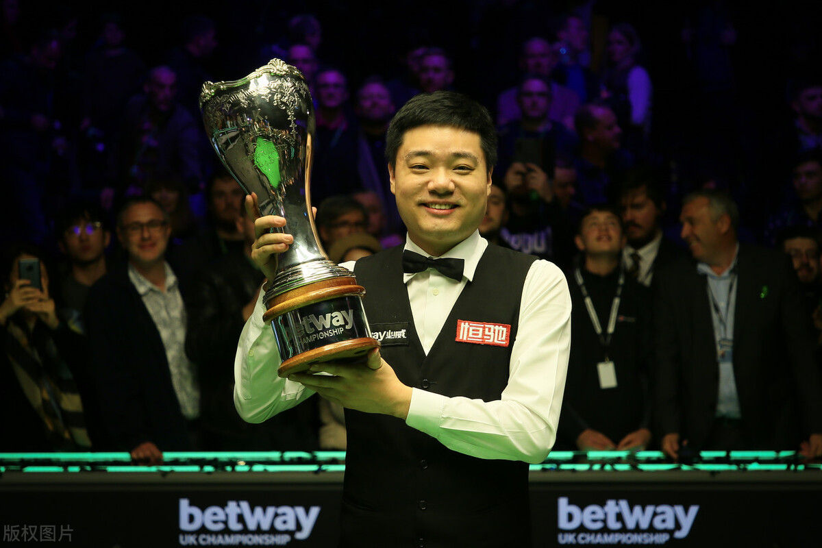 丁俊晖vs霍金斯（丁俊晖逆境大爆发6比3击败霍金斯，为中国军团斩获英锦赛正赛首胜）