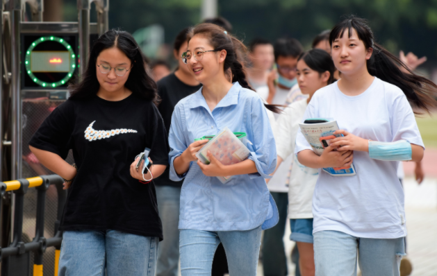 女孩高考考场“神游”，交卷铃响才反应过来，结果考了全校第一