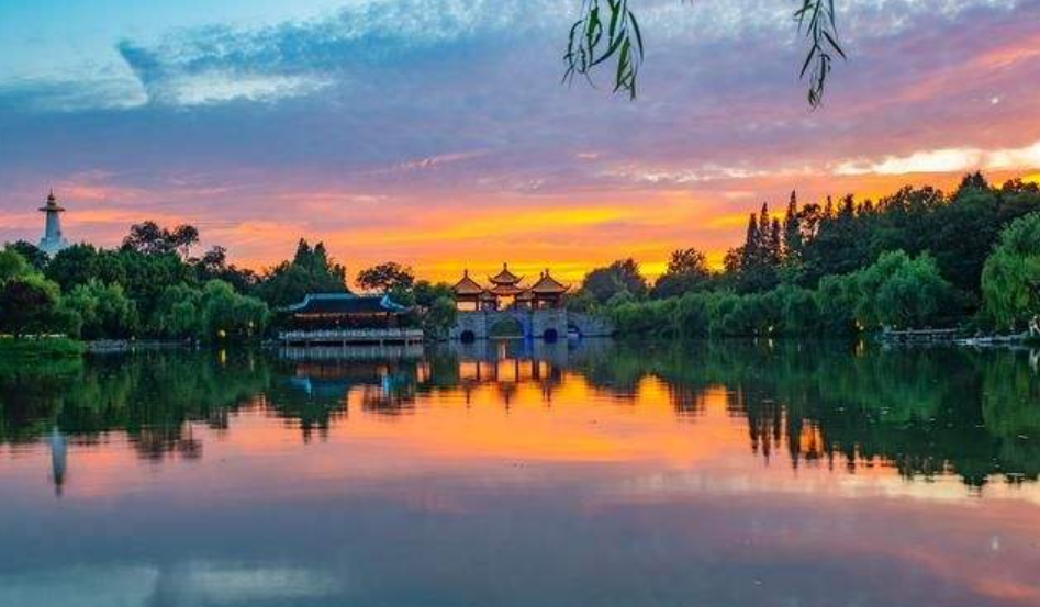 要论苏轼哪首诗最能展现西湖的美？莫过于《饮湖上初晴后雨》