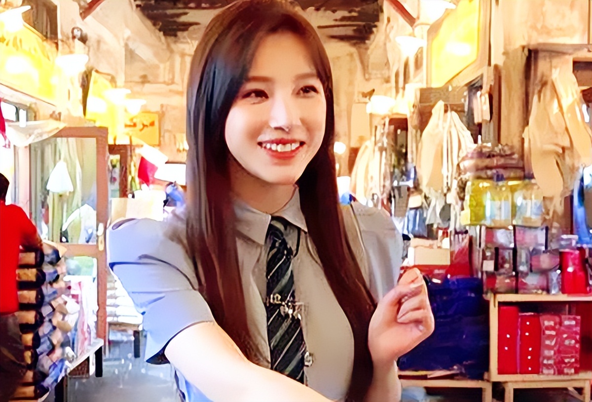 足球明星变成娃娃脸(卡塔尔现场主持马凡舒,穿灰裙配小领带太标志