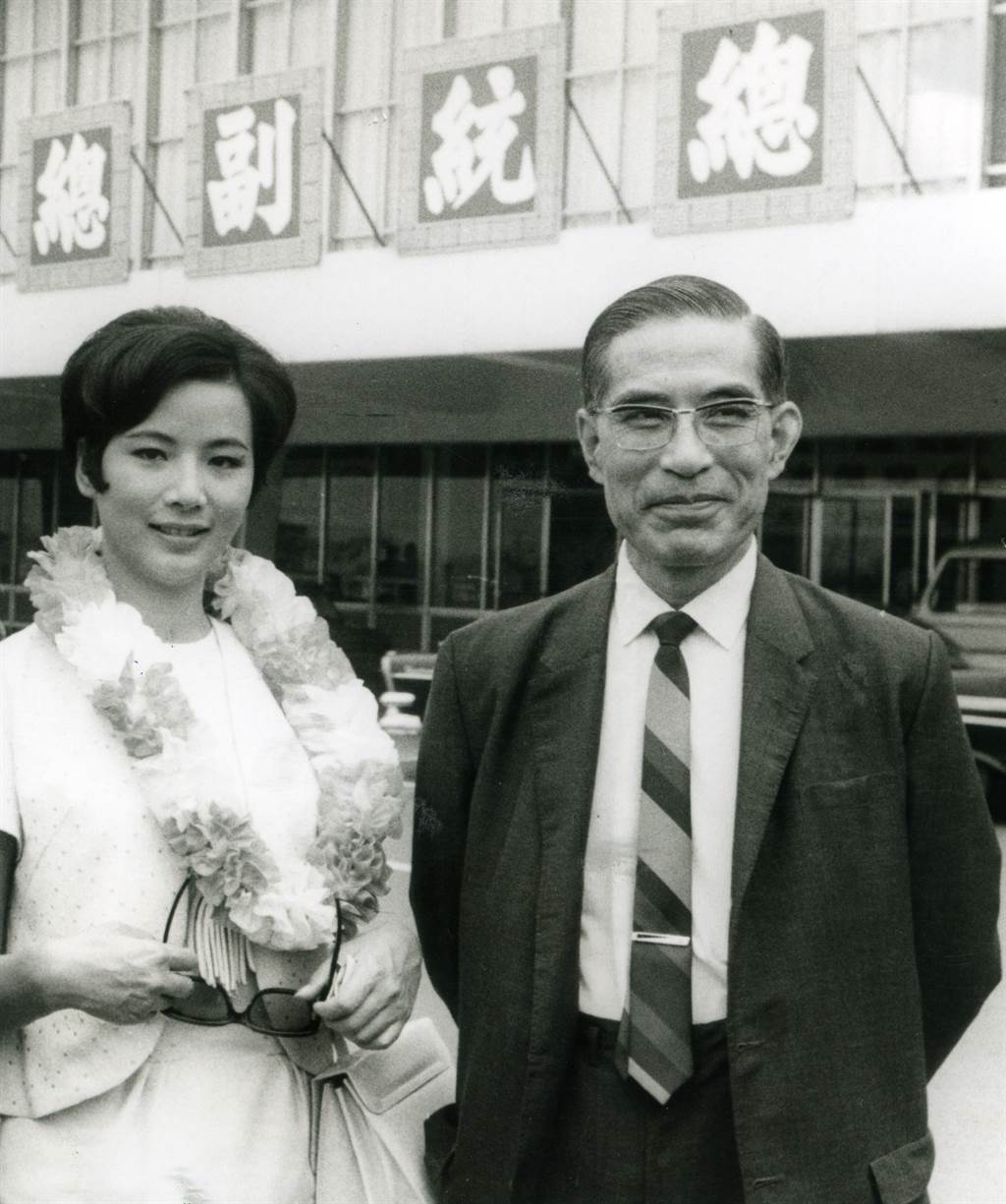 霍英东追不到，却转头嫁渣男，TVB大姐大汪明荃曾被她薅着头发打