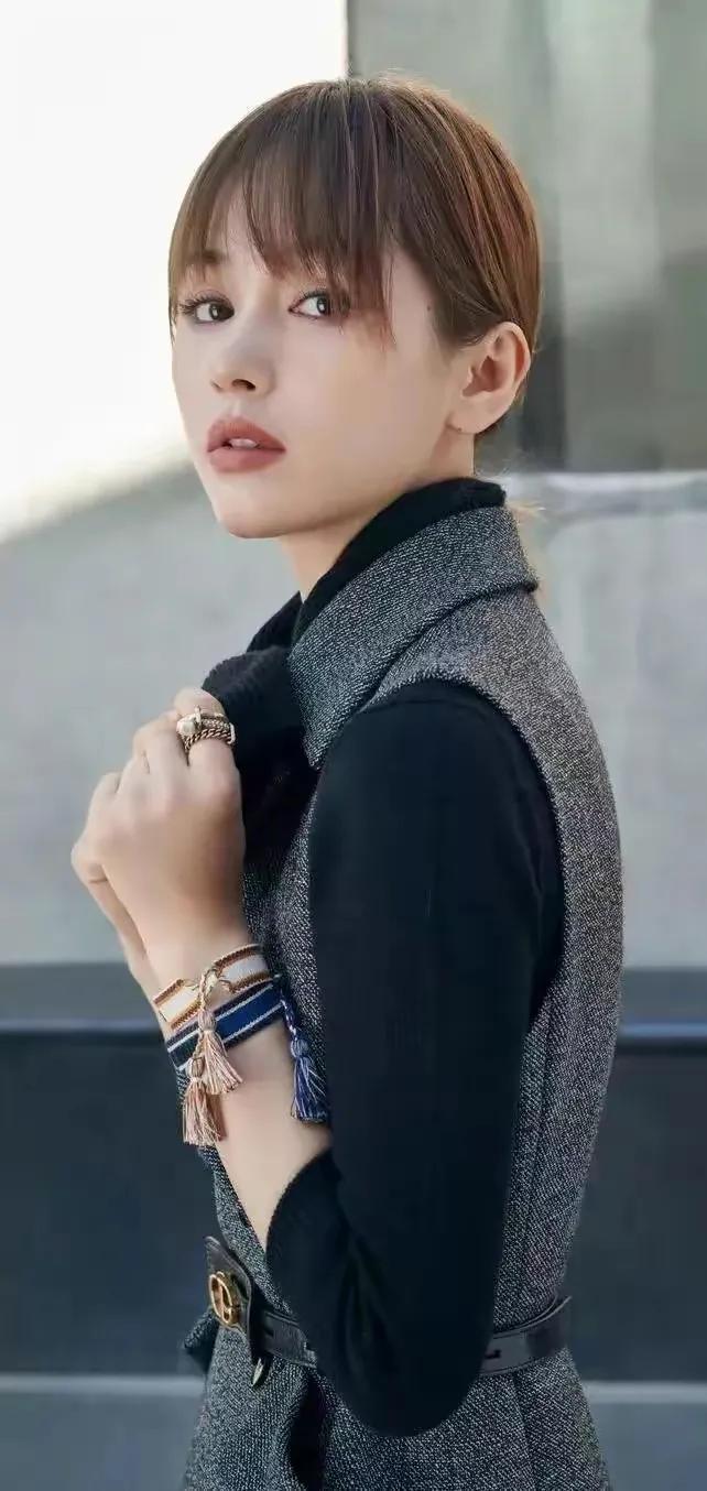 王子文气质迷人