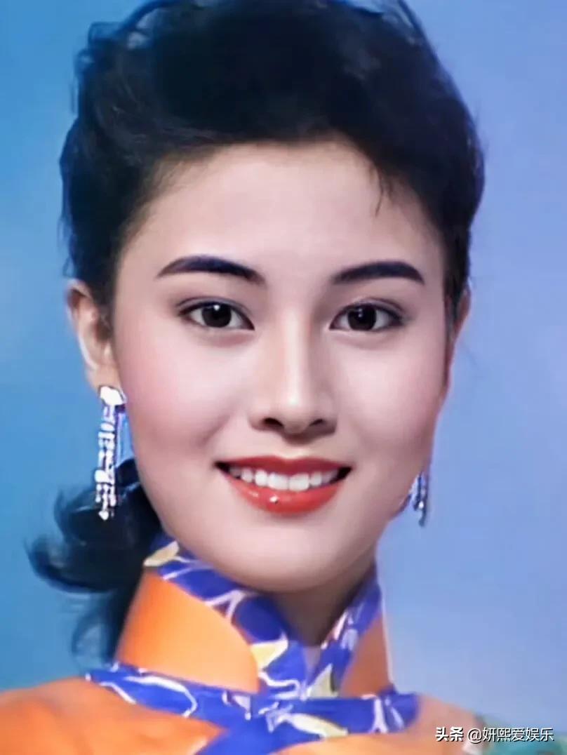 最美的港姐李嘉欣，明艳精致，漂亮大气