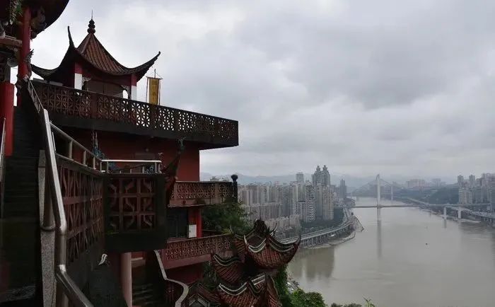 重庆沙滨路上的悬空道观后，藏着神秘岩葬群和荒废的豪宅