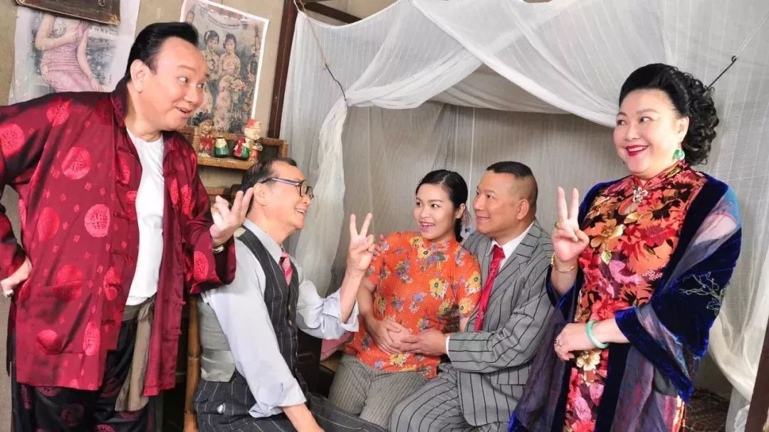 62岁的广州演员黄伟香,戏里嫁给太子炳,现实中的丈夫却另有其人