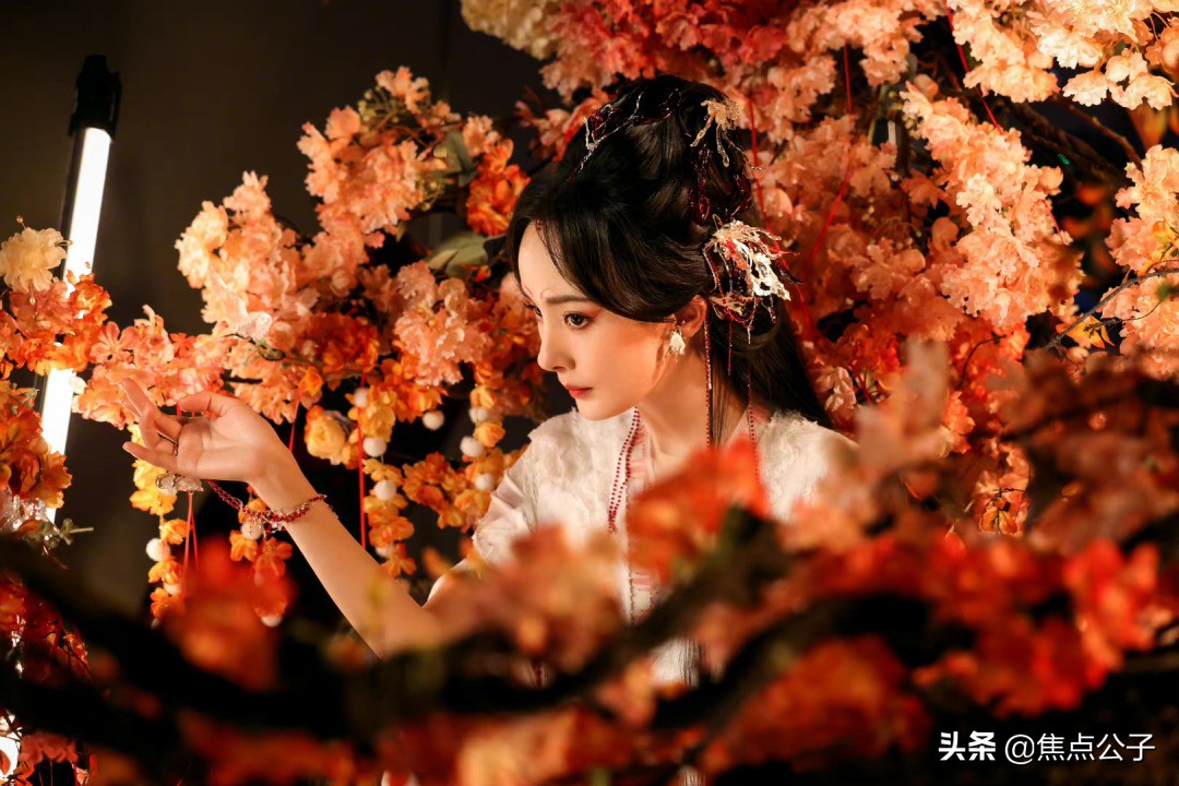 《狐妖小红娘》官宣！杨幂龚俊海报曝光，因妆造太丑网友一片骂声