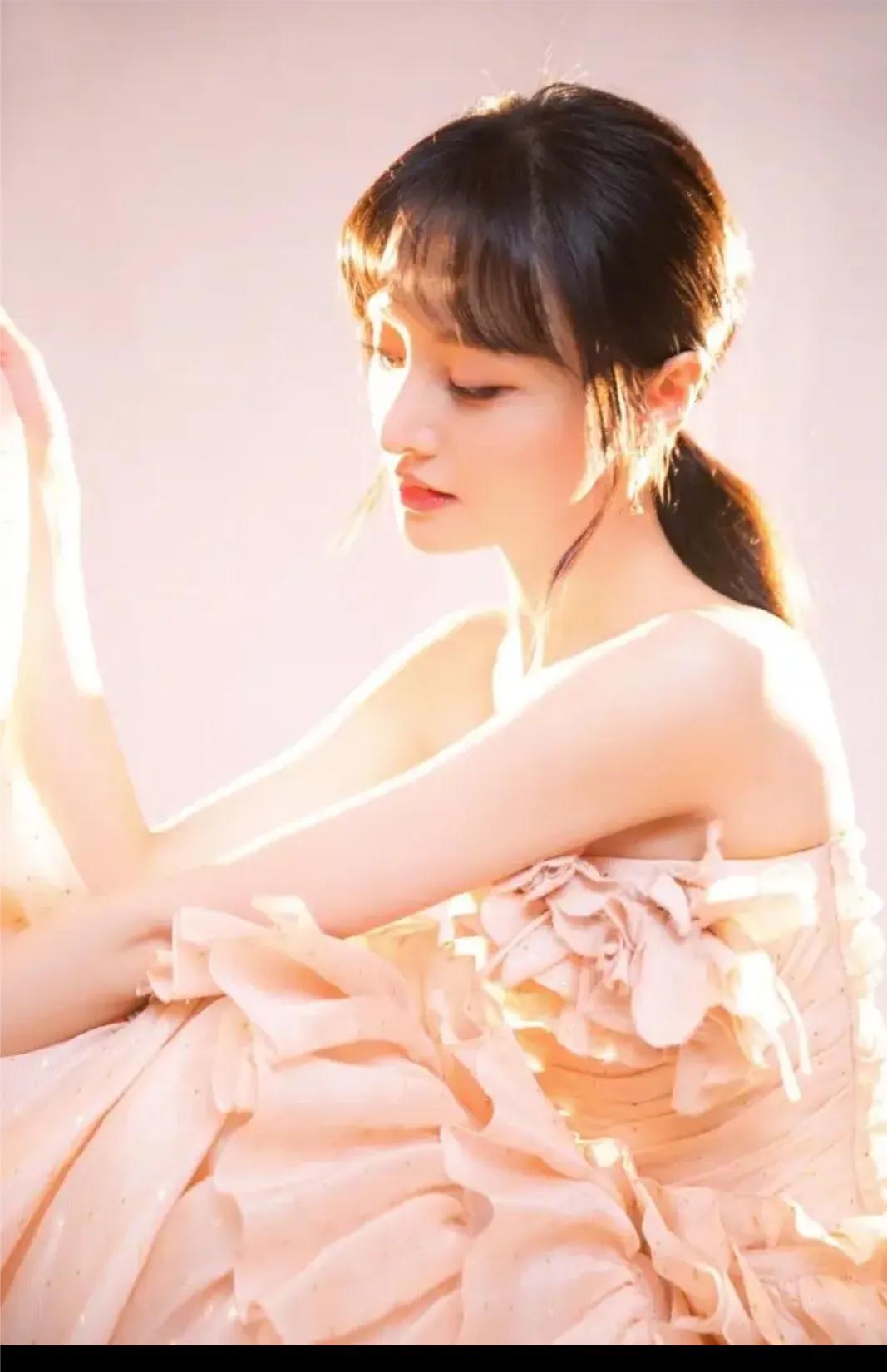 郑爽穿蛋糕裙惊艳国剧盛典，蝴蝶背和直角肩被网友夸赞：爱了