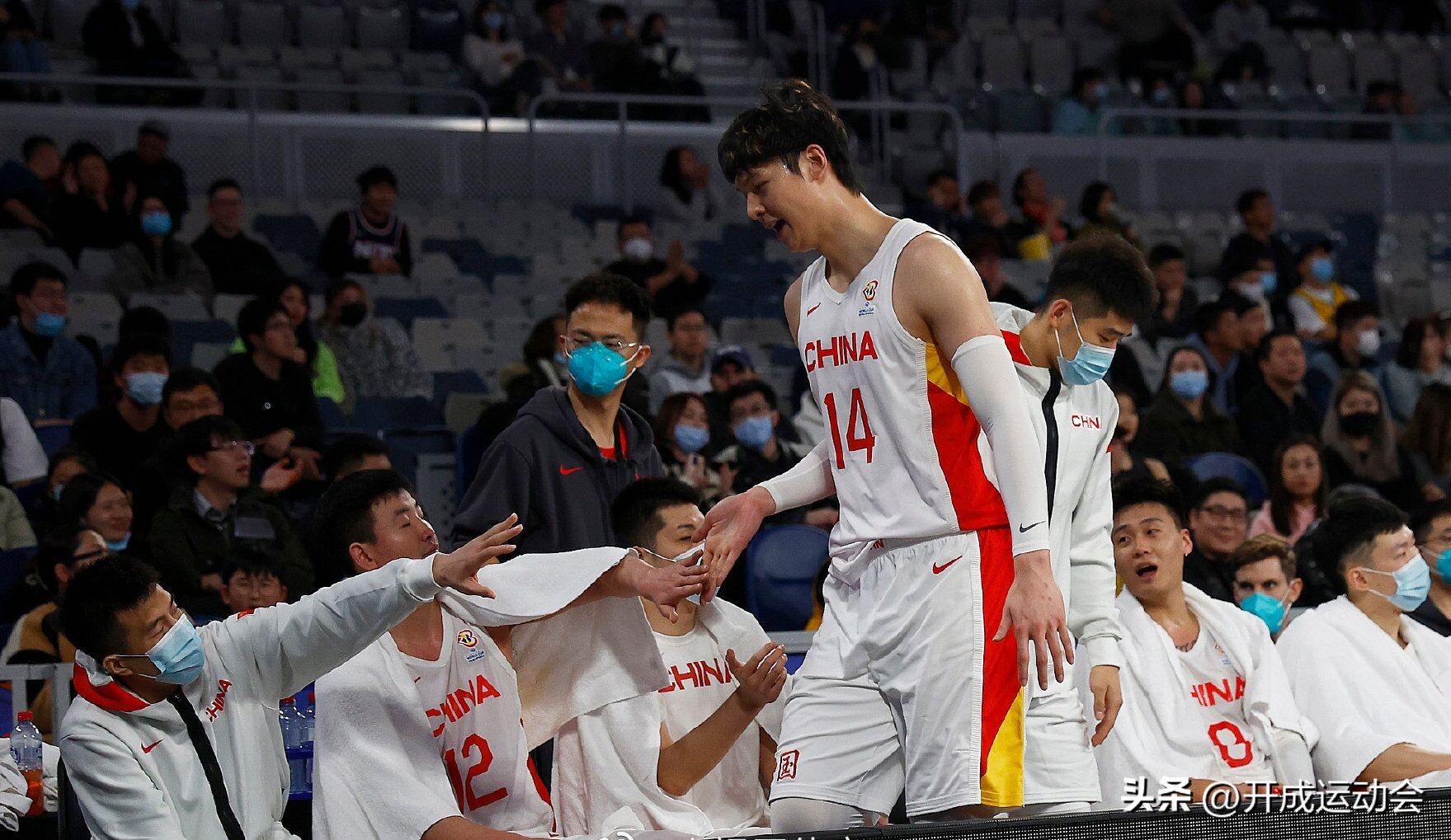 中国男篮战胜伊朗：王哲林23+7，央视表扬！吴前2个绝命三分球